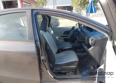 2013 Toyota Prius C One z USA, uszkodzony, nr VIN JTDKDTB35D1528283